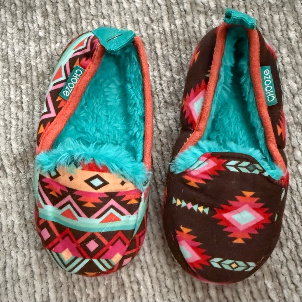 Chooze Girls 7/8 Mismatched Tribal Fuzzy Slippers